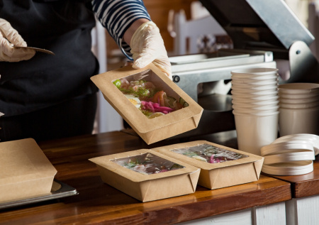 Юрист объяснил, как разоблачить лжепремиальную точку доставки еды