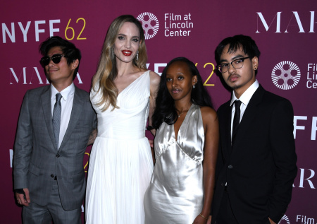 Сын Брэда Питта отказался от фамилии отца