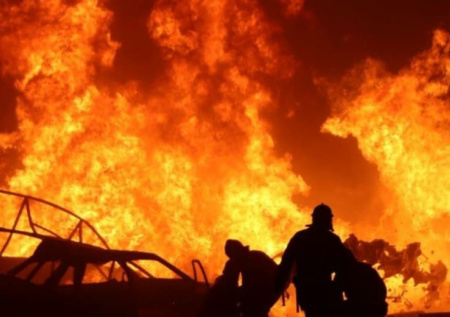 На севере Москвы в жилой многоэтажке начался крупный пожар