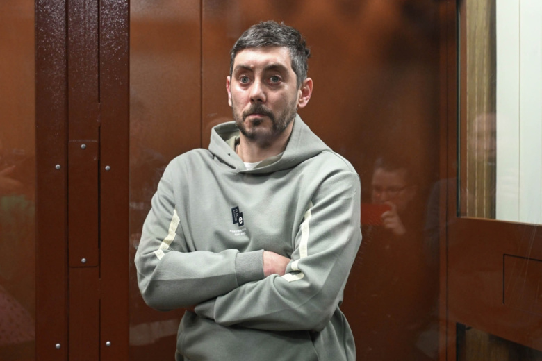 Бывший главный редактор издания Readovka («Ридовка») Алексей Костылев, обвиняемый в мошенничестве на сумму более 1 млрд рублей при поставках БПЛА для Минобороны, в Тверском суде Москвы