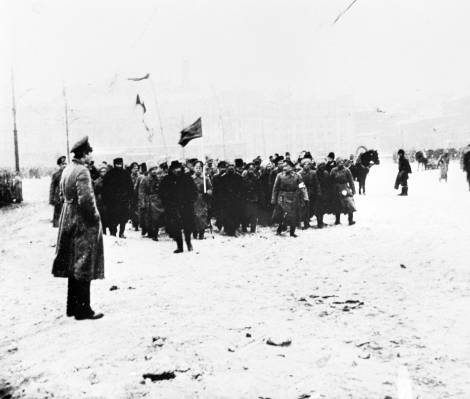 Участники демонстрации на Театральной площади в Москве во время революционных волнений, связанных с Февральской революцией 1917 года