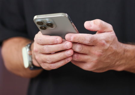 Владельцев iPhone предупредили о коварном вирусе-шпионе