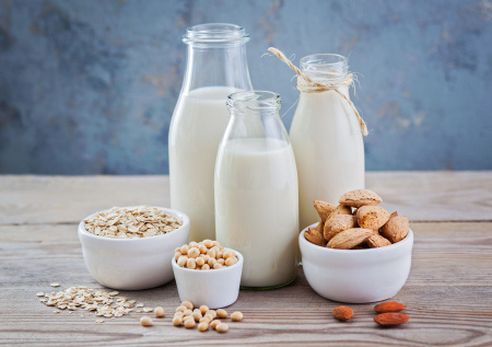 Полный гид по растительному молоку в пост: виды, польза, вред и секреты