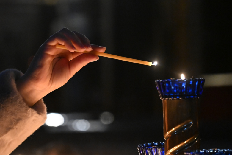 Верующие участвуют в великом повечерии с чтением Великого покаянного канона в храме Христа Спасителя по случаю Великого поста