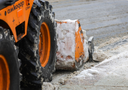 Появились кадры из Подмосковья, где снегоуборщик засыпал мальчика снегом
