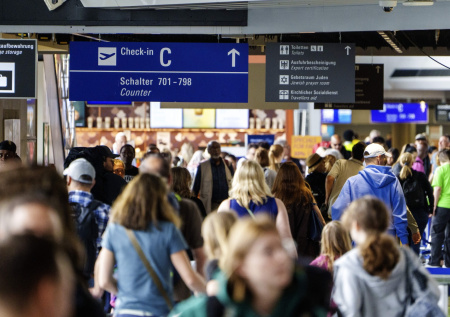 «Из-за войнушки»: российских туристов заперли в Маскате