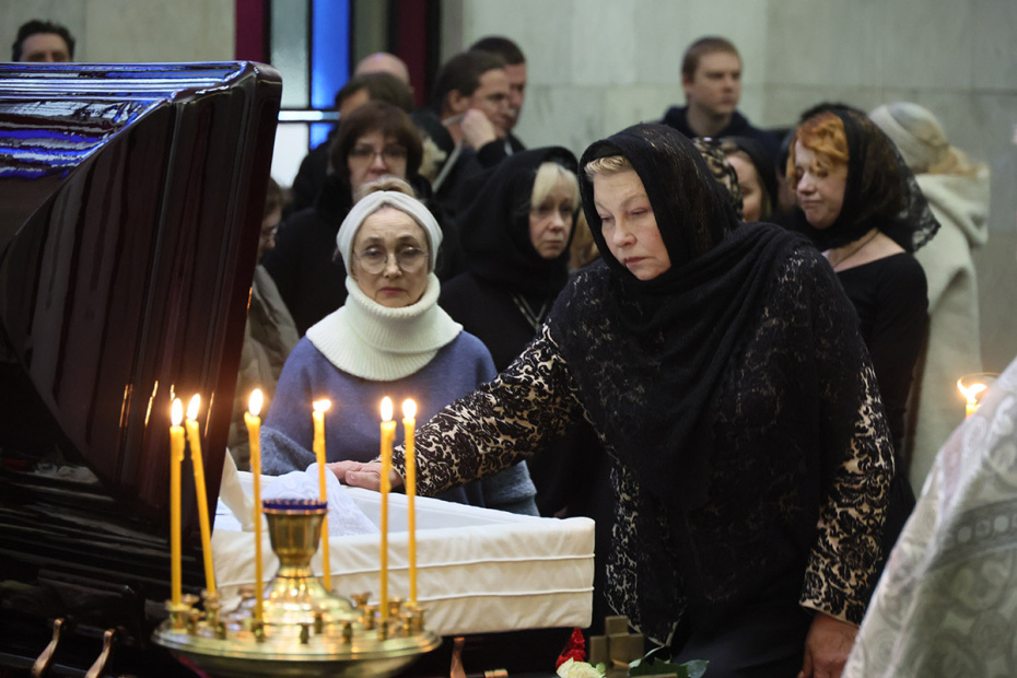 Елена Драпеко и Ирина Долганова у горба на церемонии прощания с актрисой Ириной Шевчук в Большом зале ЦКБ в Москве