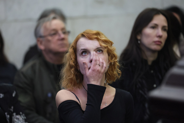 Дочь Ирины Шевчук Александра у гроба на церемонии прощания с актрисой Ириной Шевчук в Москве