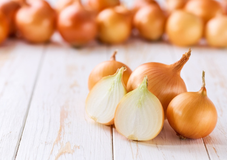 Как вырастить крупный лук на грядке: три простых приема для богатого урожая без затрат