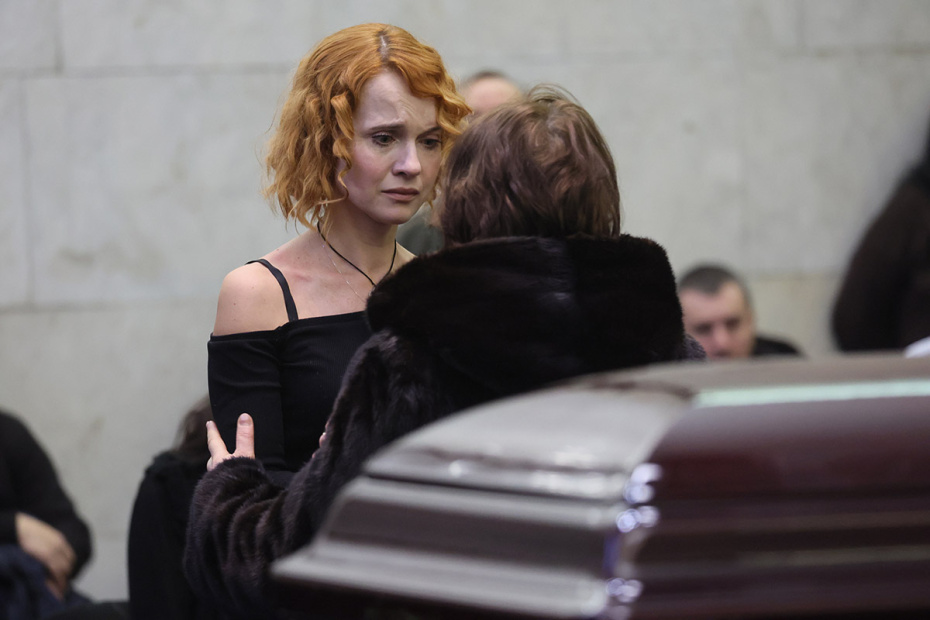 Дочь Ирины Шевчук Александра у гроба на церемонии прощания с актрисой Ириной Шевчук в Большом зале ЦКБ в Москве