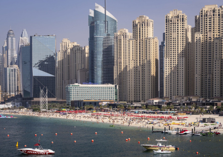 В Дубае россиян эвакуируют с пляжей из-за ракетного удара по ОАЭ