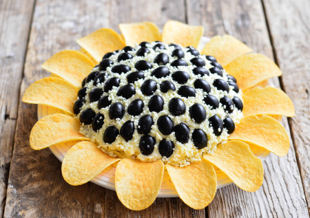 Салат «Подсолнух»: займет главное место на праздничном столе наравне с оливье, крабовым и шубой