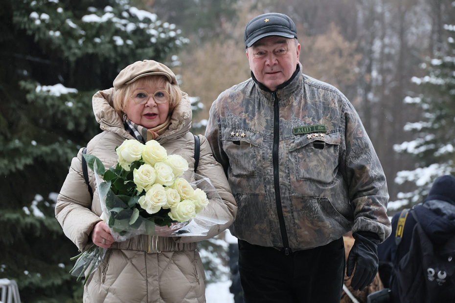 Актриса Екатерина Маркова (слева) идет на прощание с актрисой Ириной Шевчук в Большом зале ЦКБ в Москве