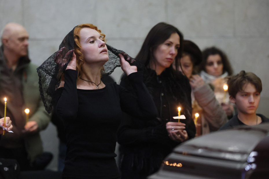 Дочь Ирины Шевчук Александра у гроба на церемонии прощания с актрисой Ириной Шевчук в Большом зале ЦКБ в Москве