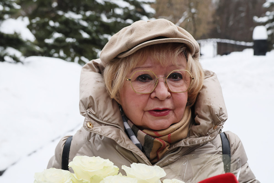 Актриса Екатерина Маркова идет на прощание с актрисой Ириной Шевчук в Большом зале ЦКБ в Москве