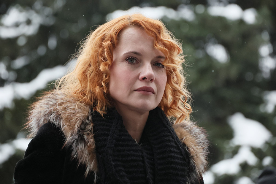 Дочь Ирины Шевчук Александра Афанасьева-Шевчук идет на прощание с актрисой Ириной Шевчук в Большом зале ЦКБ в Москве