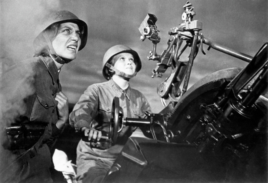 Кадр из фильма «...А зори здесь тихие». В роли Риты Осяниной — актриса Ирина Шевчук (справа), в роли зенитчицы — актриса Ирина Кмит