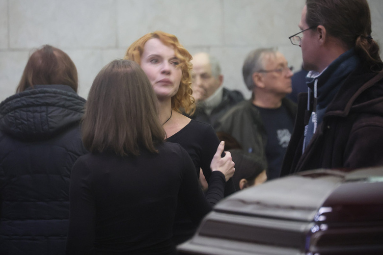 Дочь Ирины Шевчук Александра у гроба на церемонии прощания с актрисой Ириной Шевчук в Москве