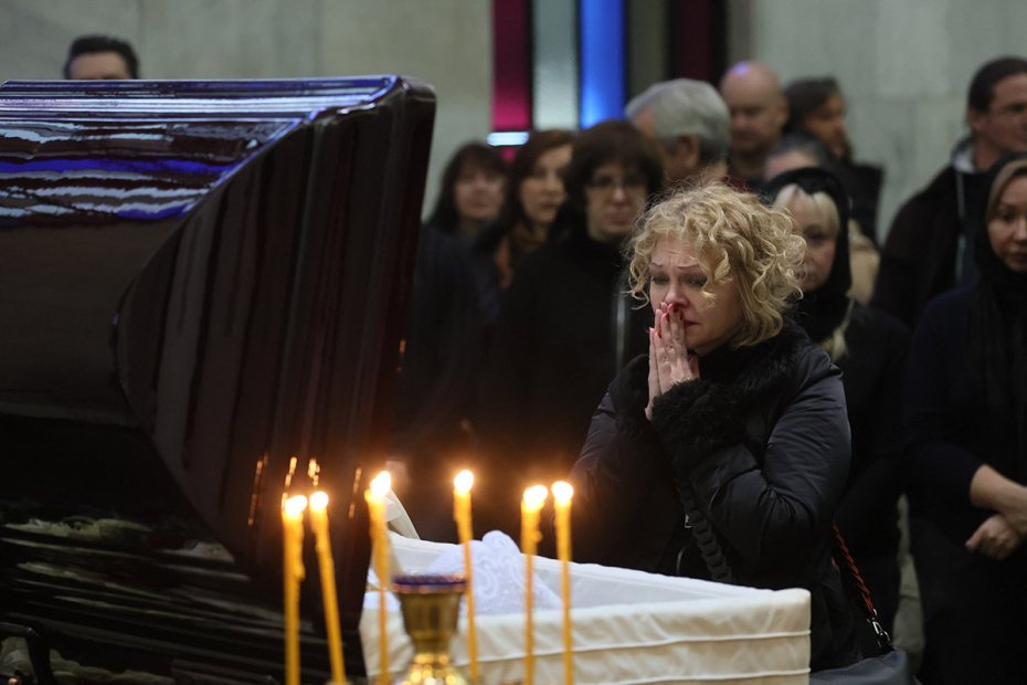 Актриса Татьяна Голованова у гроба на церемонии прощания с актрисой Ириной Шевчук в Большом зале ЦКБ в Москве
