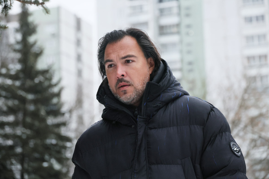 Актер Александр Суворов идет на прощание с актрисой Ириной Шевчук в Большом зале ЦКБ в Москве