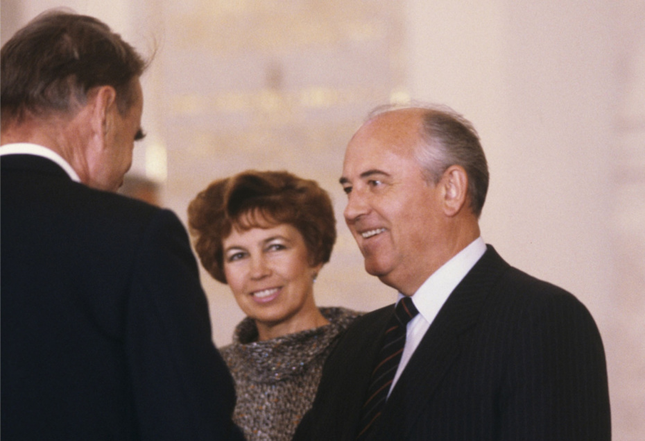 Генеральный секретарь ЦК КПСС Михаил Горбачев (справа) с супругой Раисой Максимовной, 1987 г.