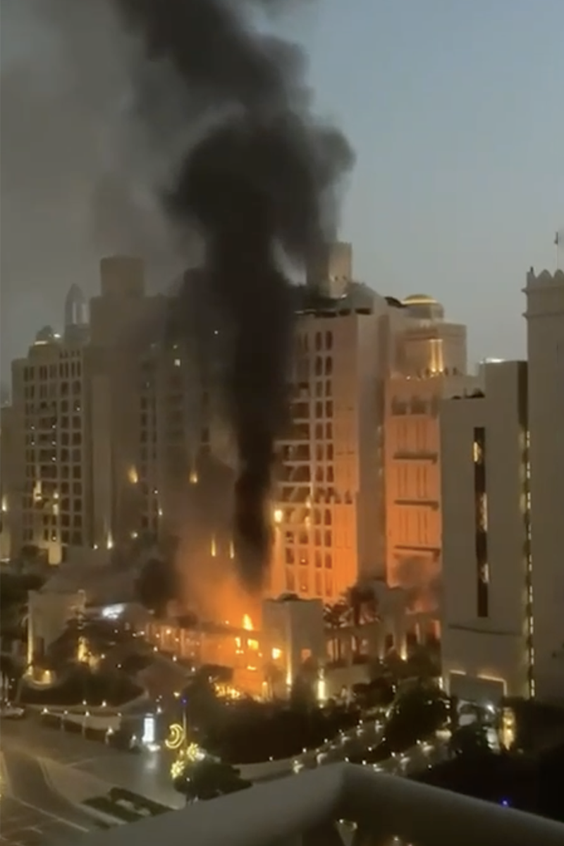 Пожар в районе Palm Jumeirah в Дубае после атаки