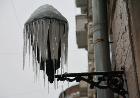 Раскрыта новая схема мошенников с альпинистами, снегом и сосульками