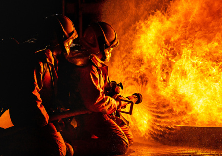 Пожар вспыхнул на НПЗ под Краснодаром из-за падения обломков дрона