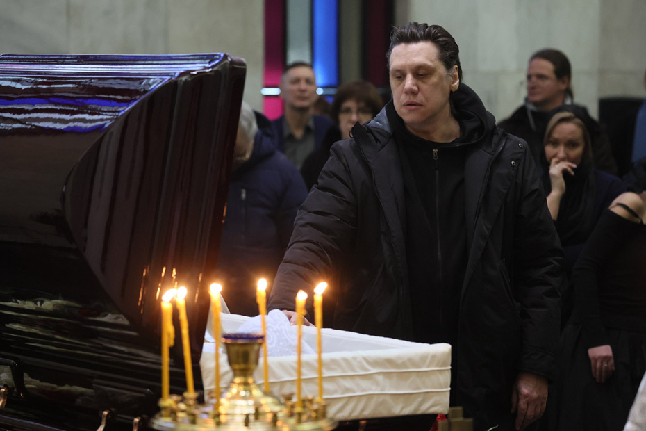 Актер Александр Караваев у гроба на церемонии прощания с актрисой Ириной Шевчук в Большом зале ЦКБ в Москве
