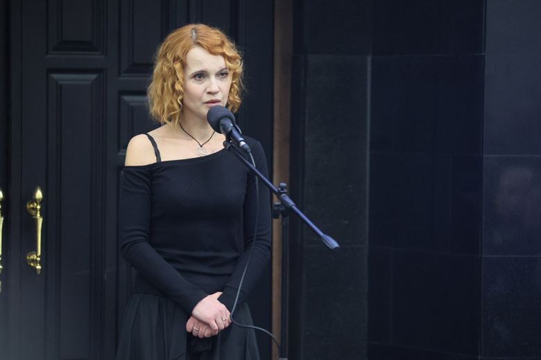 Дочь Ирины Шевчук Александра у гроба на церемонии прощания с актрисой Ириной Шевчук в Москве