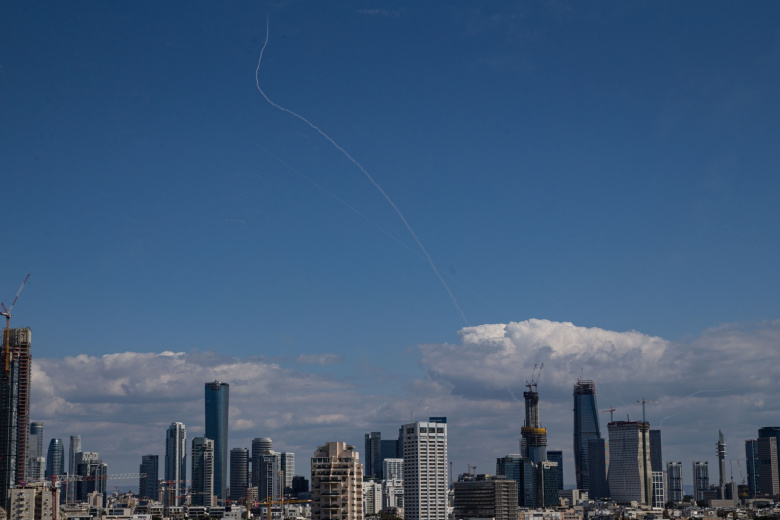 Следы от ракет-перехватчиков, запущенных из израильских систем ПВО в центре Тель-Авива, Израиль