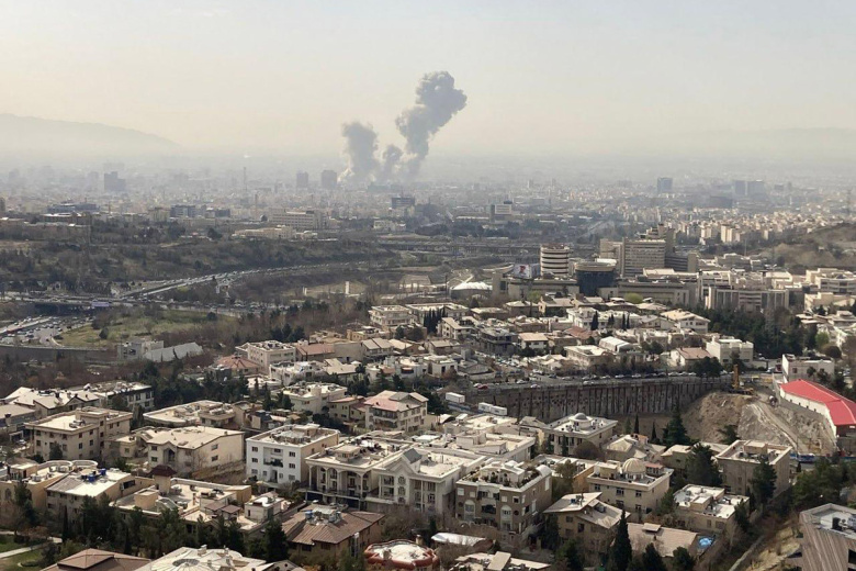 Дым после взрыва в Тегеране (Иран) после того, как США и Израиль начали атаку