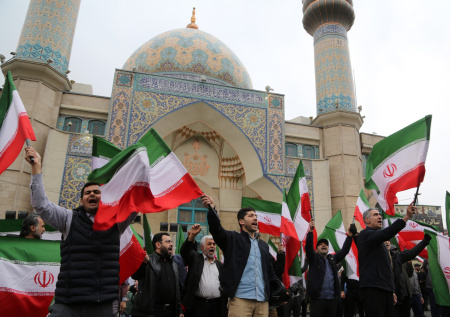 Над куполом мечети в Иране подняли «символ мести» после убийства Хаменеи