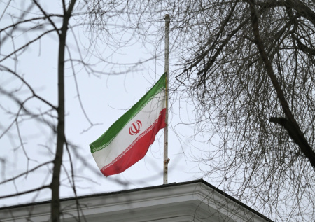 Москвичи начали приносить цветы к посольству Ирана