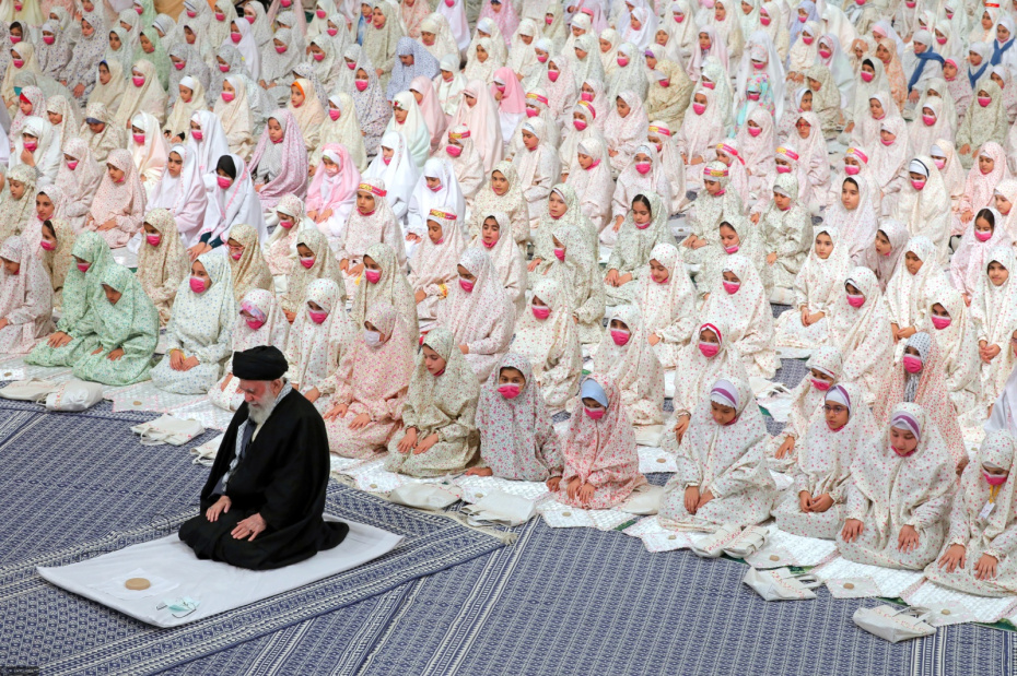 Верховный лидер Ирана аятолла Али Хаменеи молится во время празднования Таклифа в Тегеране