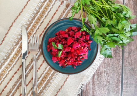 Свекольный салат вкуснее винегрета: секрет жареного лука, который решает все блюдо