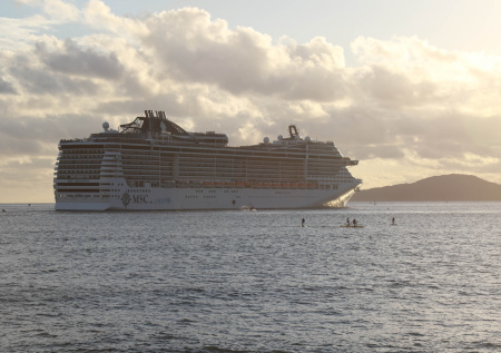 Тысячи россиян застряли на круизном лайнере в Дубае