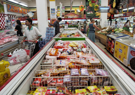 Названы четыре продукта, которые начали скупать в супермаркетах Дубая