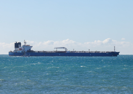 Танкер с нефтью попал под обстрел в водах Омана