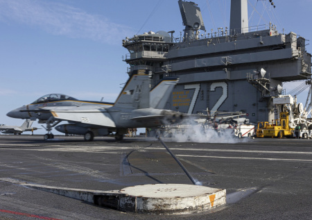 Иран атаковал американский авианосец Abraham Lincoln