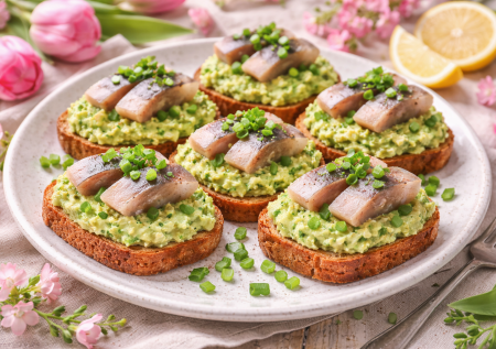 Мировая закуска «Тартинки с сельдью» по-праздничному: полезный вариант — идеально на 8 Марта