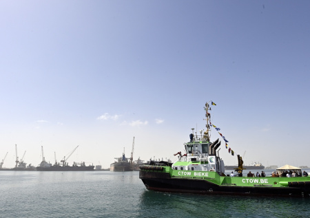 Полыхающий порт в Омане показали на видео