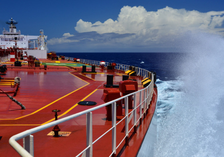 Атака на танкер парализовала движение по «нефтяной артерии мира»