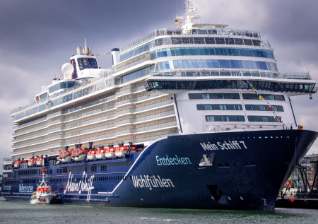 Ракета едва не ударила по лайнеру с 3,5 тыс. пассажиров