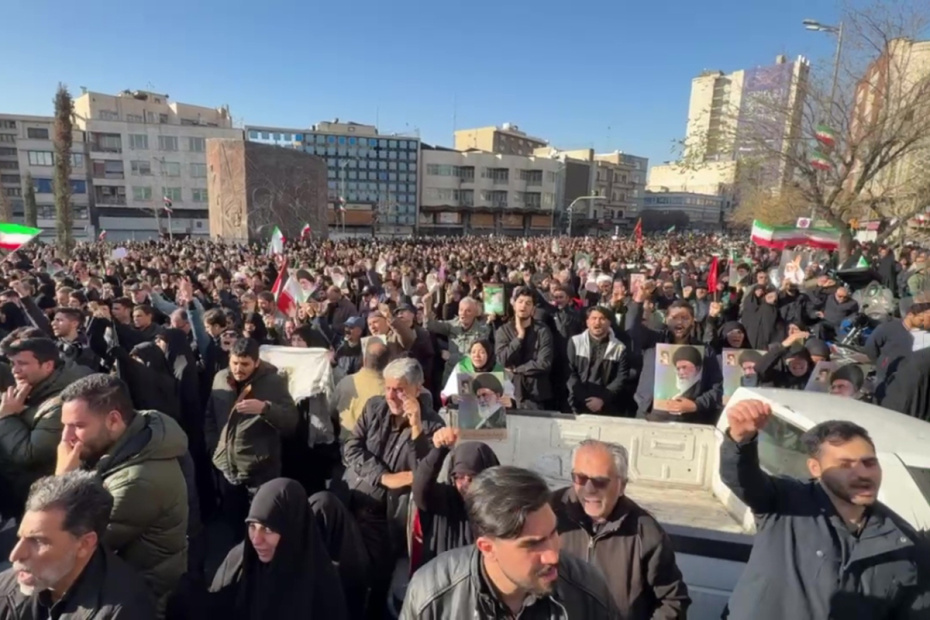 Участники митинга памяти погибшего верховного лидера Ирана аятоллы Али Хаменеи в Тегеране