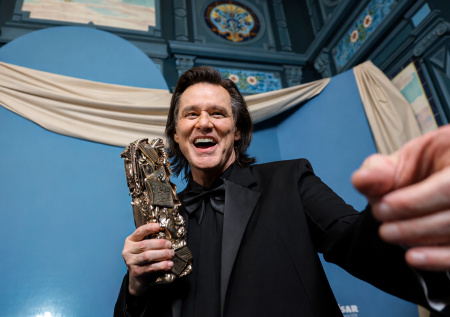 Визажист подтвердил фанатскую теорию о «подмене» Джима Керри