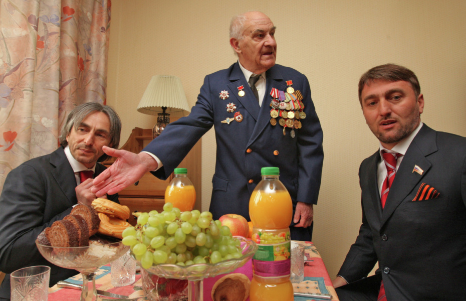 Сенатор Умар Джабраилов (слева) и депутат Госдумы Адам Делимханов (справа) в гостях у ветерана ВОВ Петра Кудри, 2008 год