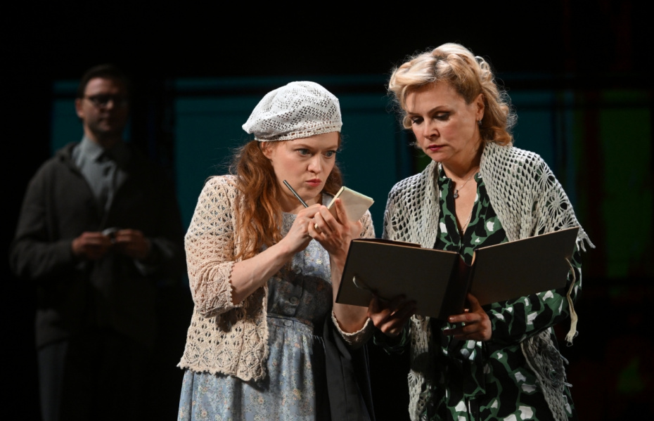 Екатерина Дубакина (слева) и Ирина Сологалова в сцене из спектакля «Прощай, конферансье» во время предпремьерного показа в Московском театре эстрады в Москве