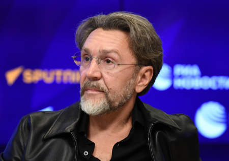 «Чтобы лизуны лизали, где надо»: Шнуров снял порчу с Байкала