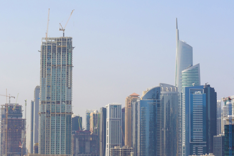 Министерство обороны ОАЭ заявило в субботу, что его системы ПВО перехватили и уничтожили новую волну иранских ракет и беспилотников, запущенных в сторону страны